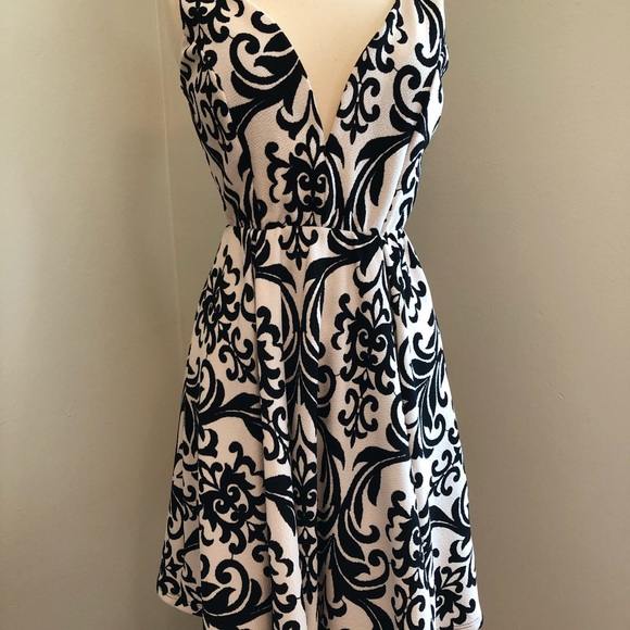 Blue Blush Dress. Size L. Black and White. Deep V - Picture 3 of 10